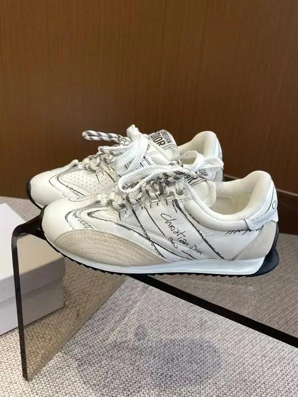 👟👟Ex-factory price 620👟👟 Dior sketch Dior spring and summer catwalk style graffiti sketch moral training shoes Forrest shoes. Original development. The most photographed item in the 25ss spring and summer show. This pair of shoes has changed the single design style of Forrest shoes in the previous impression. It retains the original shape. The details are very in line with the current fashion trend, but it also incorporates the manager's new understanding and retro feelings for Forrest shoes. The overall feeling is brand new. The material is a bit matte leather, full of retro style. It looks very high-end. The feeling on the foot is very convex. The upper foot is really good-looking and versatile. It can be worn with any style of clothes, pants and skirts. It looks good on anyone. Original combination outsole Size: 35-45